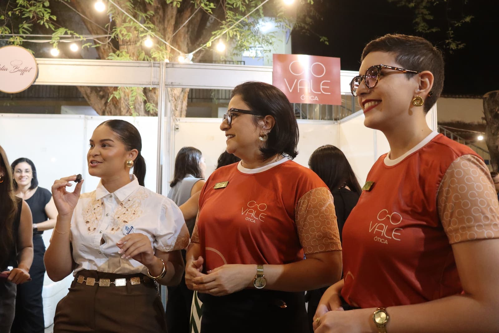 Expositoras conversando com o público