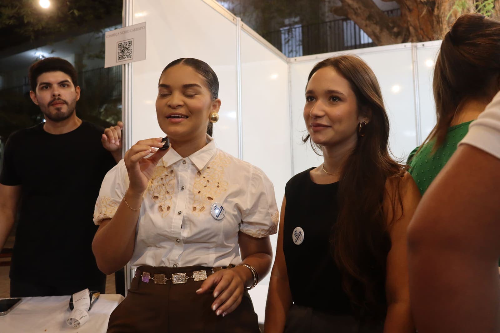 Visitantes rindo durante a conversa em um estande