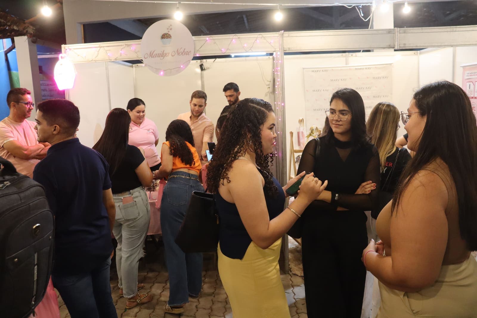 Roda de conversa entre visitantes e expositores